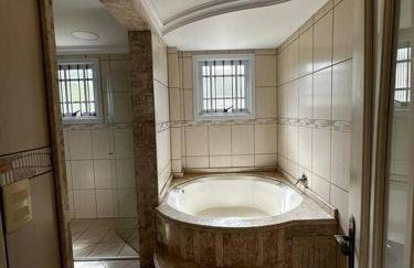 apartamento em bairro nobre suíte com ar condicionado e banheira com hidromassagem - Foto 1