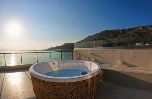 Stylish Rooftop Retreat with Hot Tub with Loutraki Beach - Foto 39