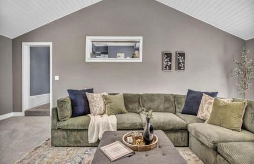 Swim and Relax In our Pool and Hot Tub and Recently Renovated - Foto 3