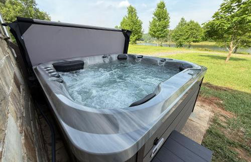 Whispering Pines Retreat, Secluded Cabin with Hot Tub & Pond - Foto 3