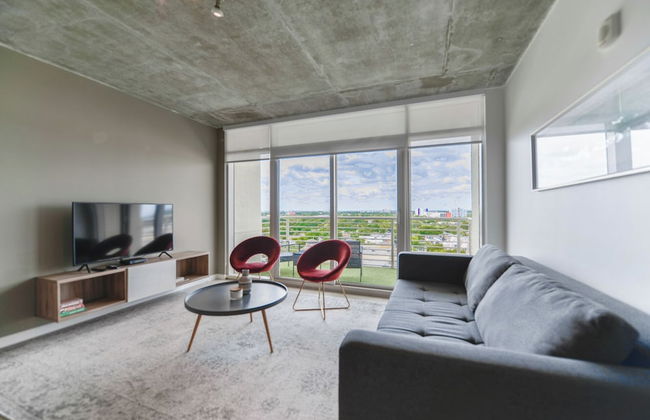 Lovely Condo|Pool & Parking at Midblock - Foto 1