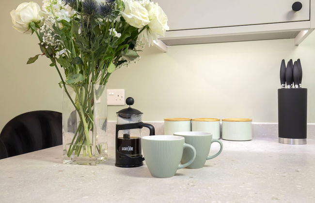 Elliot Oliver - Deluxe Two Bedroom Apartment With Parking & EV Charger - Photo 14