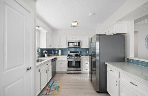 Oceanfront home with pool, large decks, fire pit and private walkover to the beach - Foto 13