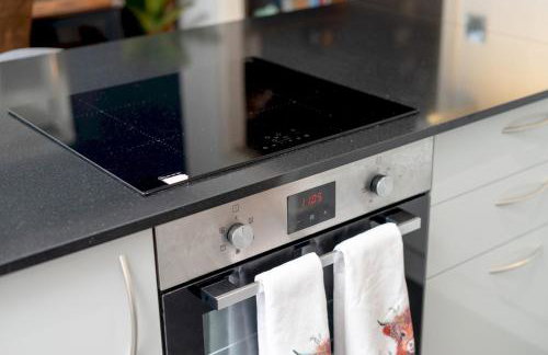 Stylish 2-Bed Flat with Balcony Near Haymarket - Pass the Keys - Foto 18