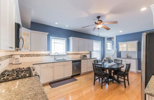 Beach Block 7 bdrms Parking Patio and Sunroom - Foto 12