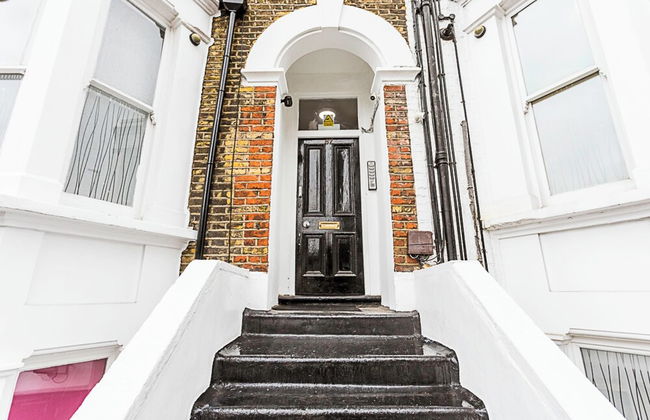 Modern Clapham Apartment - Photo 24