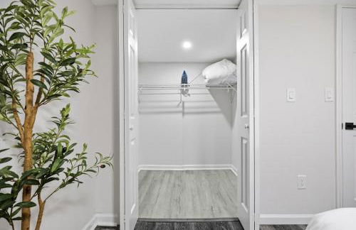 Airport Haven - Cozy 2BR Apt 5 Min Away - Foto 24