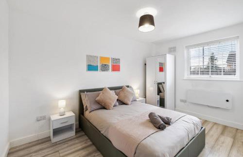 Stylish 1 Bed Apt 4 Min to Airport WiFi & Parking - Foto 1