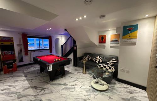 The Secret Agent Apartment - Brought to you by Coastline Retreats - Brand New - 2 mins walk to Beach - Childrens play den - Pool Table - Time Crisis Arcade Machine - Foto 17