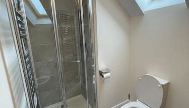 MODERN 4 BEDROOM HOUSE WITH GARDEN & PARKING - Foto 2