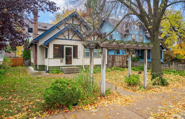 Lyndale Bungalow - Photo 1
