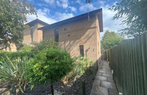 Superb Comfy 2 Bed House, Responsive & Caring Hosts Free WiFi & Parking, Close to MK Centre, Train Station, Santander, Network Rail by Webbhill Stays - Foto 9