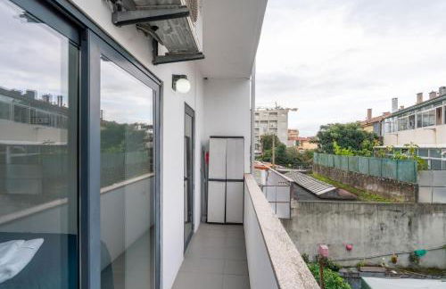 Sleek Apartment with Balcony by HostWise - Foto 20