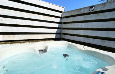 Otter 1 - Private Hot Tub - Bali Inspired Lodge - Bath - Longleat - Wiltshire - Photo 3