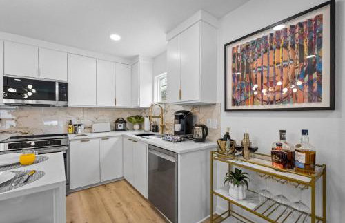 Chic 2BR flat with fireplace & gated parking - Foto 6