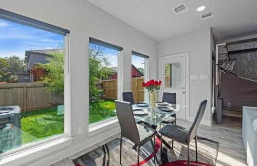 Spacious Modern Townhome w Indoor Court, King Beds & Huge TVs! - Foto 23