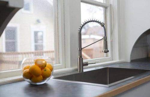 Couples Getaway | Walk to Unc | Free Cruiser Bikes - Foto 16