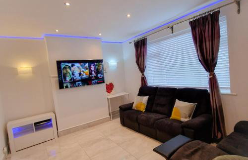 Delightful & Spacious Guest House in Farnworth Near Bolton Hospital - Foto 1