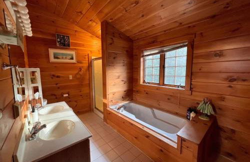 Rustic Ridge Log Cabin: Hot Tub, Games, Views! - Foto 13