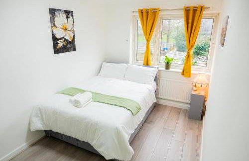 Beautiful Modern Home in London, Free Parking, Family Home, Sleeps 9, Close to Railway Station - Foto 44