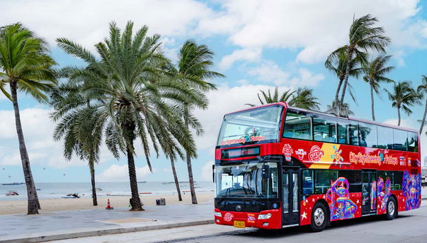Ônibus turístico na orla de Pattaya