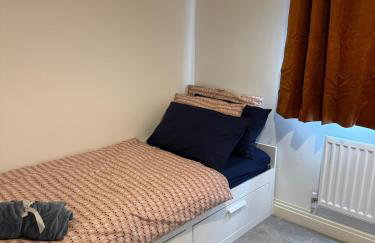 Three-bedroom modern family home by the pond with free parking - Photo 15