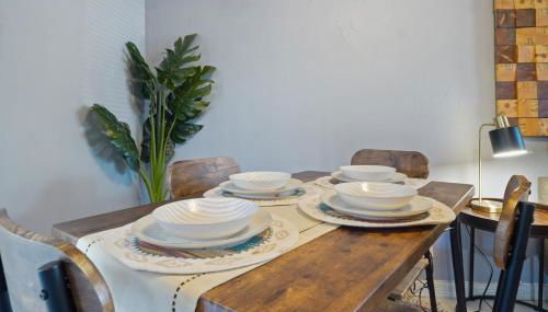 Vibrant and spacious 3 level home by park - Photo 2