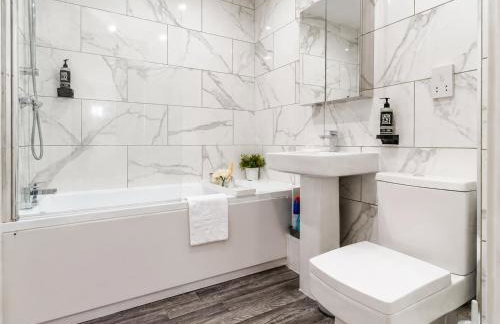 Bridge Court by Sterling Edge - Stylish 1-Bed Apartments with Balcony or Private Garden and Free Onsite Parking - Foto 13