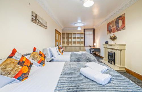 Spacious 4 Bedroom Home Near City Centre Sleeps 11 with Free Parking - Foto 4