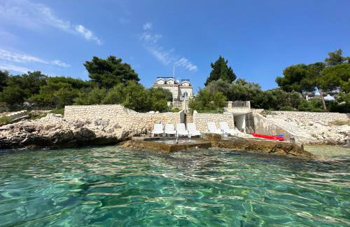 Luxury Seaside Villa with a classic Mediterranean Olive Garden, a fully equipped Professional Kitchen, Pool, Sauna, Padle Boards and Canoe - Miolin Beach House - Photo 2