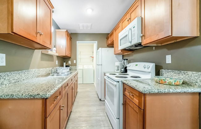 Longer Stay for Travelers Blocks from Hospital and Downtown Security Gates - Foto 23