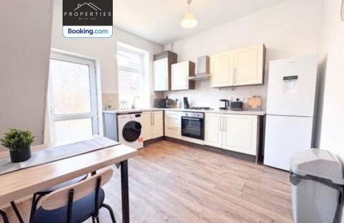 Centrally Located House By Properties With Joy Short Lets and Serviced Accommodation Ashton Ideal for Monthly Stay - Foto 2