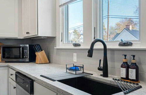 Tranquil East Nashville Zen Retreat with 2 Patios, Garage Parking, Yoga Mats Included, Covered Patio and Deck, Walk to Five Points Dining & Bars, Board Games, 10 Min to Broadway, 24 Hr Hospitality - Foto 28