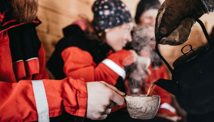 Tomando uma bebida quente