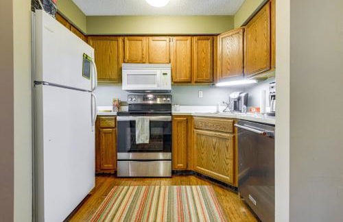 Less Than 1 Mi to Mt Snow Charming Condo with Fireplace - Photo 2