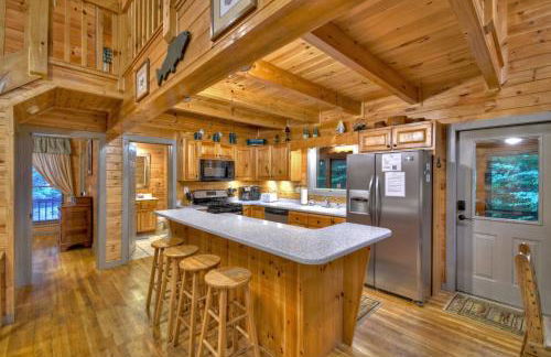 K6 Lodge Gather around the firepit soak in the hot tub and splash in the creek - Foto 12