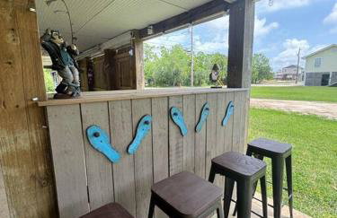 Waterfront Home Game Room Ping Pong Outdoor Bar Area - Foto 48