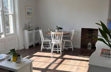 Sunny Riverside Victorian Flat - Foto 3