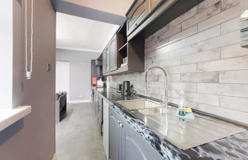 Stylish 4BR Retreat Near Town Centre - Foto 10