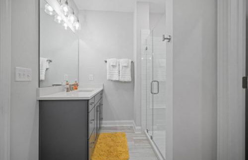 NEW Luxury Condo, Rooftop Terrace, EV Charger! - Foto 40