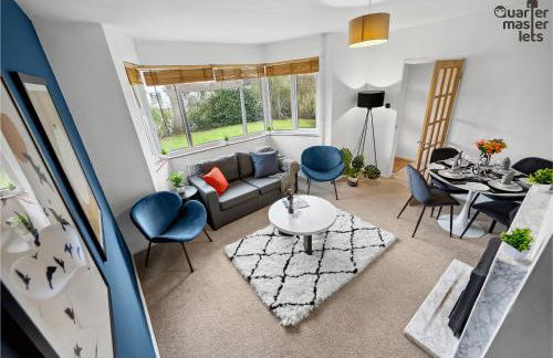 2 Bedroom Bungalow with Parking that Sleeps 6 - Photo 3