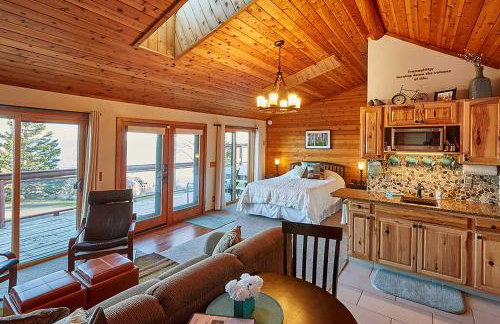 Cozy Schroeder Studio with Deck on Lake Superior - Foto 1