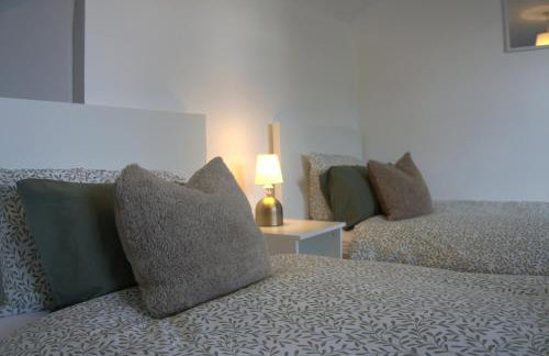 3BDR Town House in the Heart of Holyhead - Free Onsite Parking - Foto 27