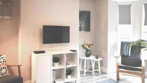 Three Bedroom City Home with Garden - Photo 5