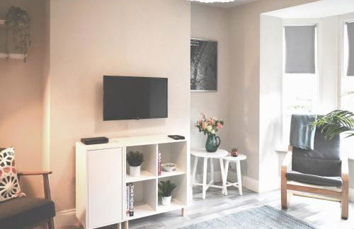 Three Bedroom City Home with Garden - Photo 5