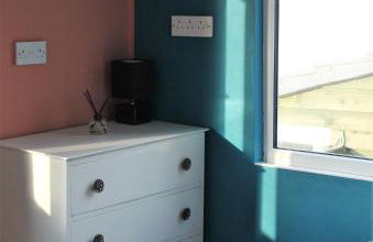 Redwood Lodge, Dee Valley Stays - cosy microlodge with detached private shower & WC - Photo 14