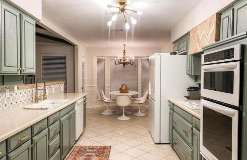 Designer Single Story 4 bed 3 bath home in mid-century style with big backyard and garage - Foto 12