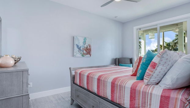 Two, Yes, Two Brand New Homes, Side By Side, Creating The Palace To Fit The Entire Crew. 8 Bedroom Home by RedAwning - Foto 5, Habitación