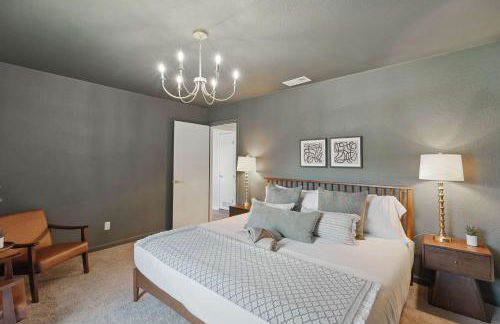 Spacious 5BR Getaway with Pool - Foto 40