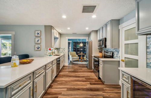 Luxury heated-pool home blocks from the beach - Foto 14